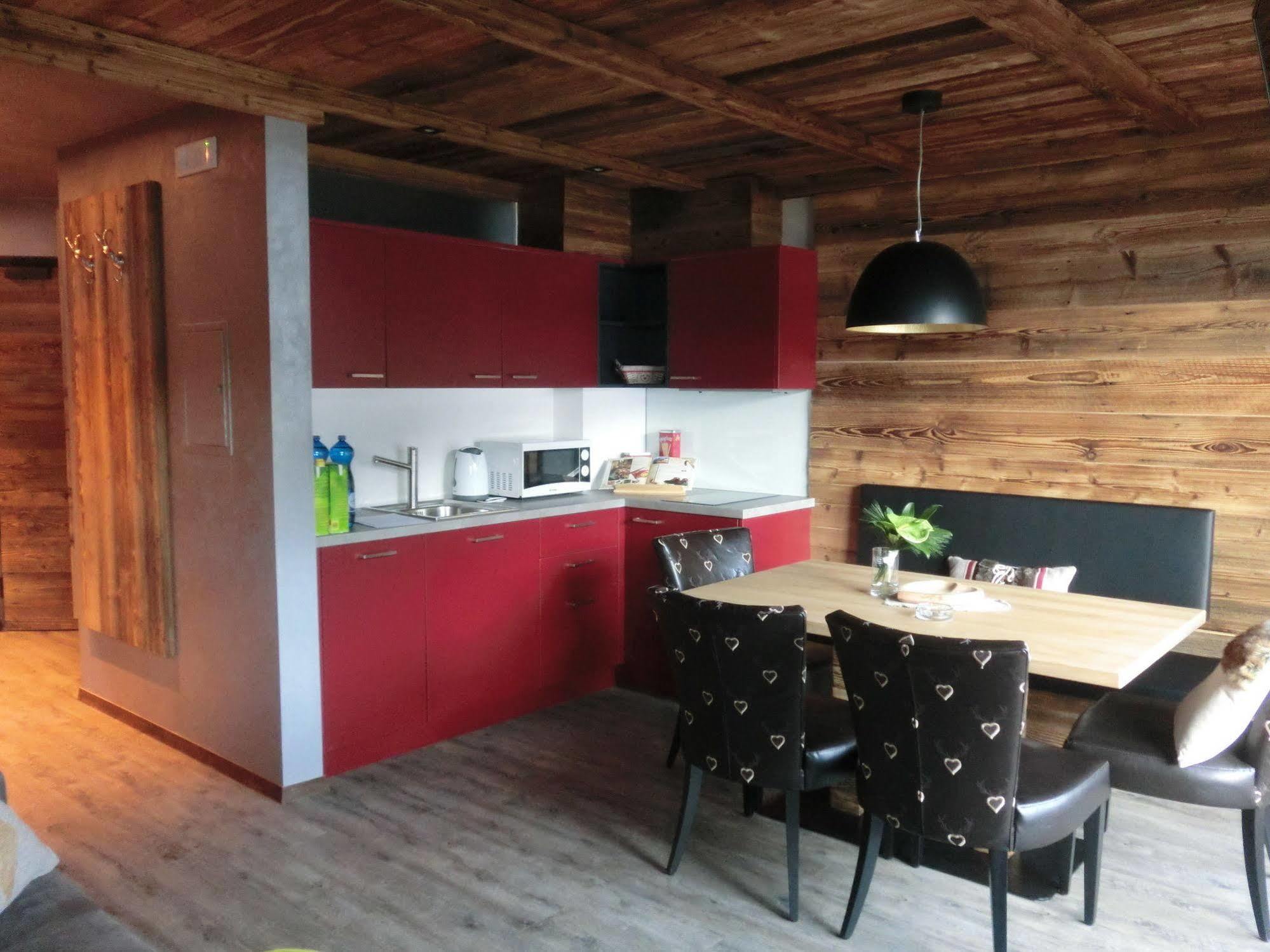 Chalet Stefan - Apartments La Villa  Exteriör bild